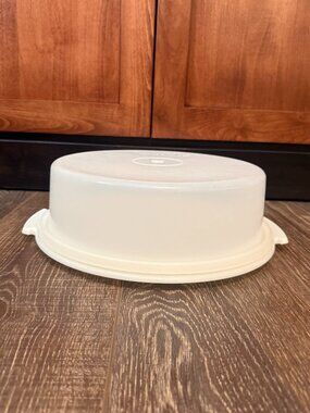 Vintage Tupperware Round Pie/Cake Keeper